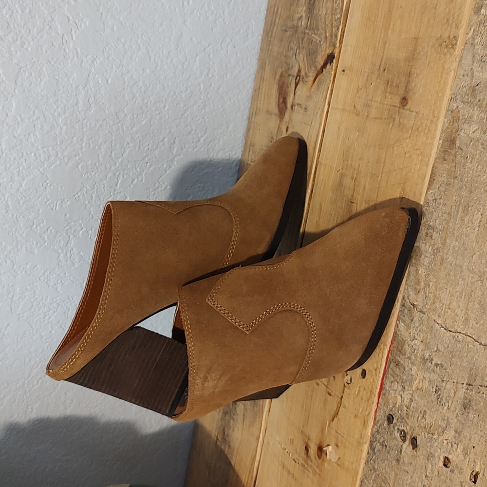 Donald J Pliner Suede Mule